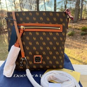 DOONEY AND BOURKE GRETTA SMALL
ZIP CROSS BODY BAG